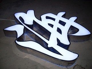 如何才能保持户外广告喷绘画面色彩不变色？